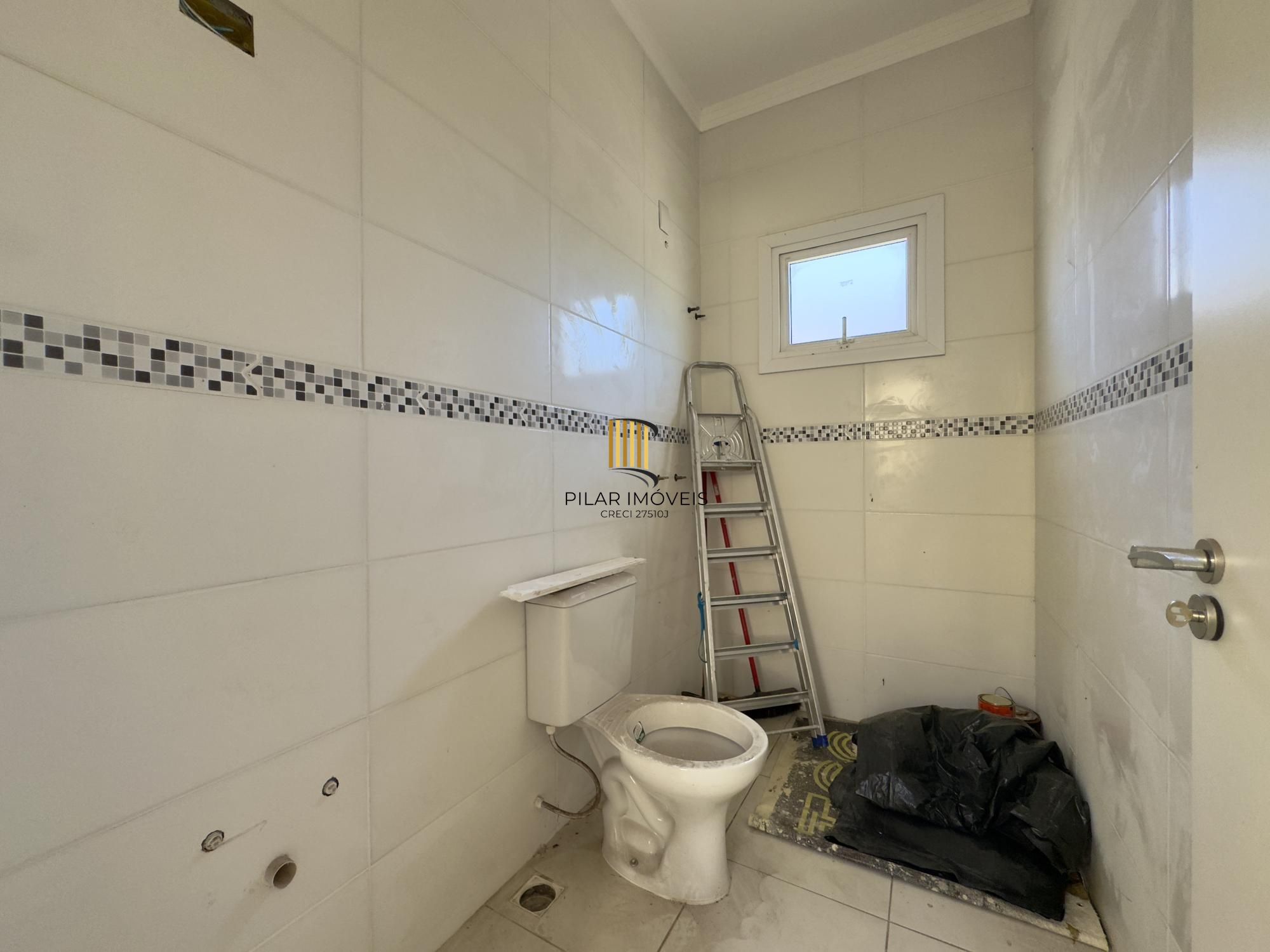 Casa em condomínio com 2 dormitórios, vaga de garagem e churrasqueira na Olaria