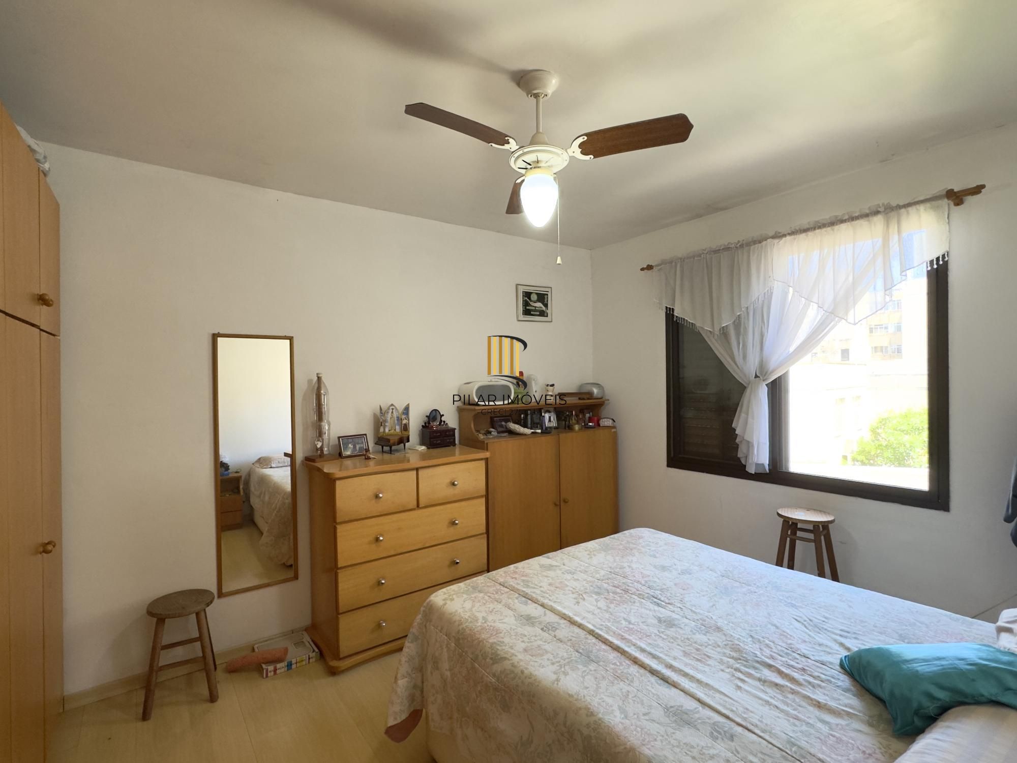 Apartamento semimobiliado 2 dormitórios com vaga de garagem no Centro Histórico