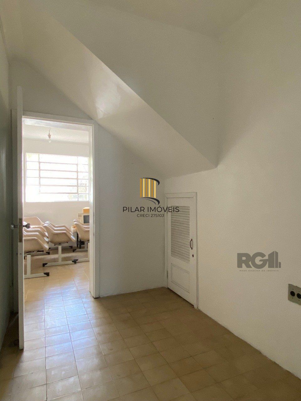 CASA COM 5 DORMITÓRIOS, ESPAÇO PARA FESTAS E PEÇAS AMPLAS PRÓXIMO AO IGUATEMI