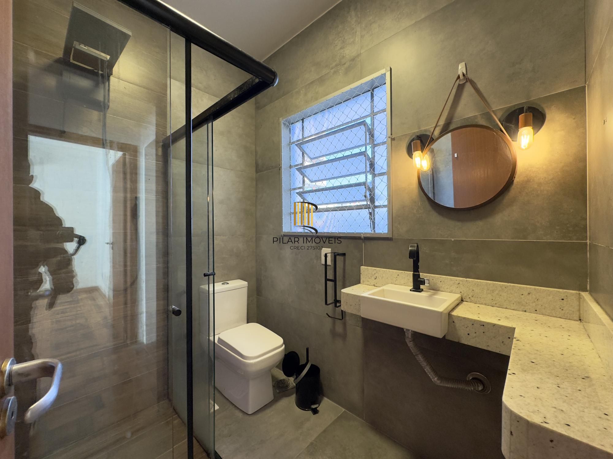 Apartamento reformado de 67m², 2 dormitórios com peças amplas na Praia de Belas