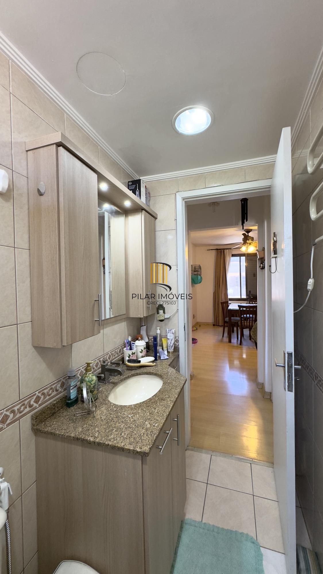 Apartamento semimobiliado 2 dormitórios com vaga de garagem no Centro Histórico