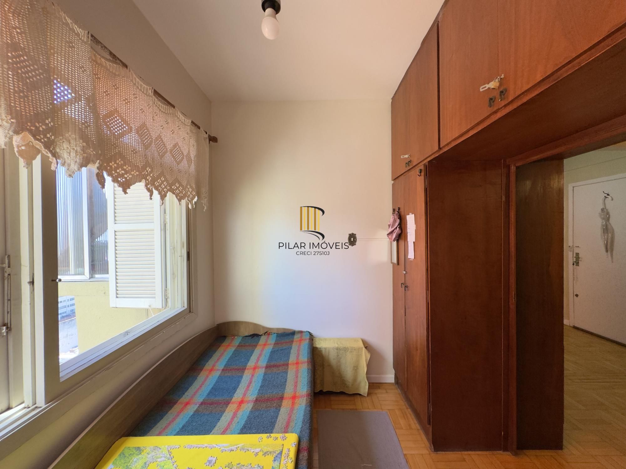 Apartamento 1 dormitório amplo, em andar alto com vista, no Centro Histórico