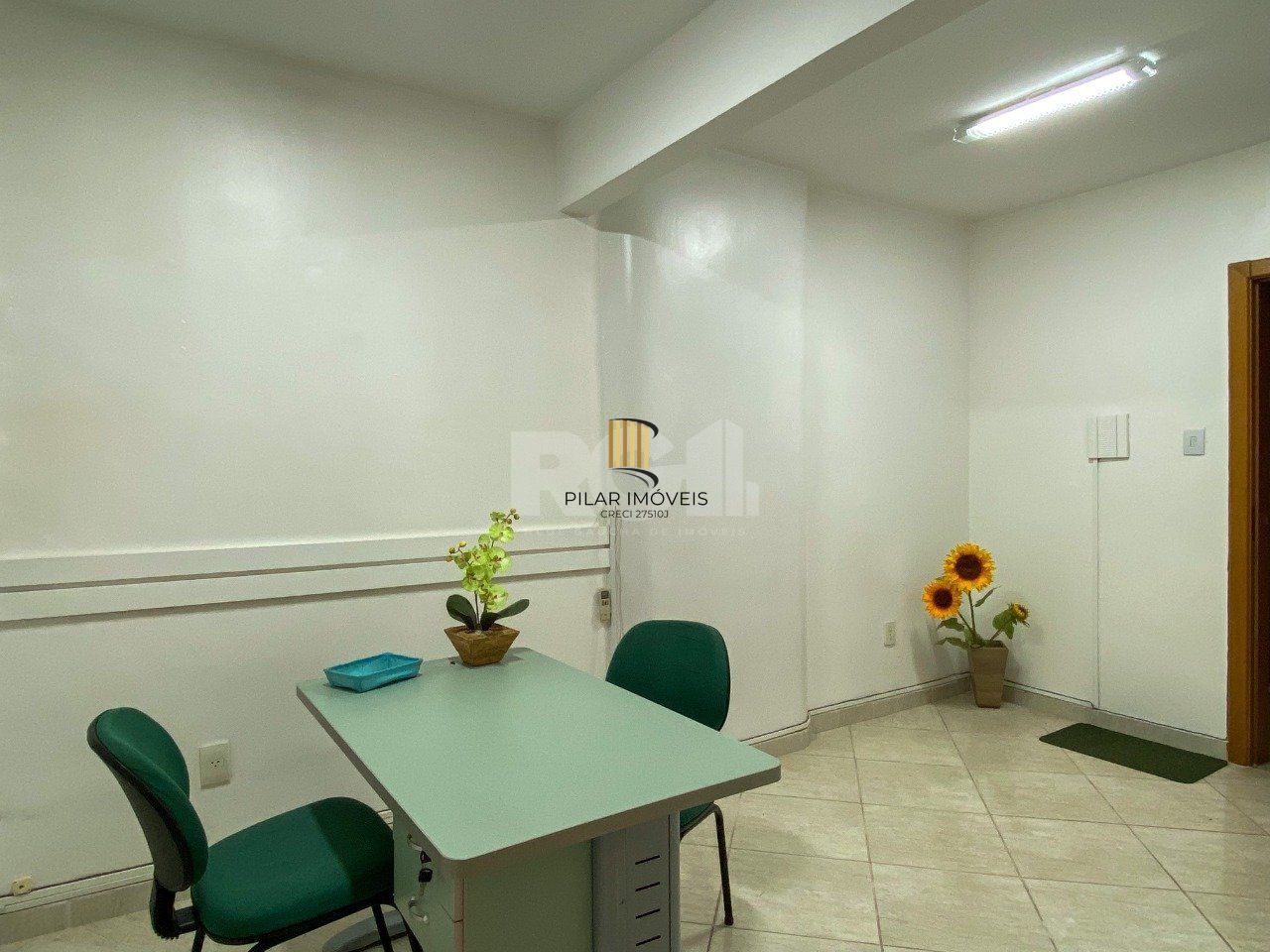 Sala comercial, de frente para a Rua Uruguai, no condomínio Aceguá