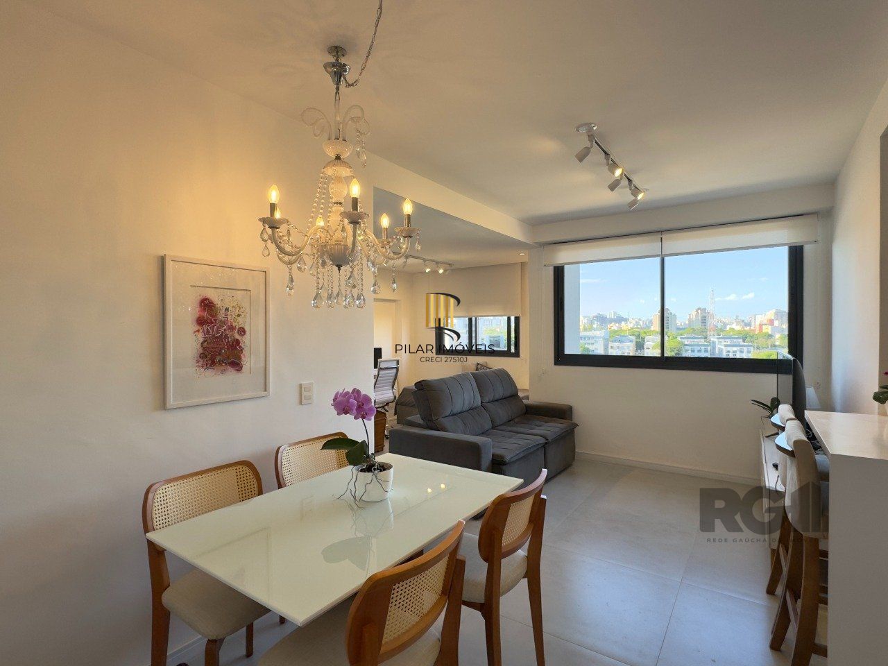 APARTAMENTO MOBILIADO 2 DORMITÓRIOS TRANSFORMADO EM 1 DORMITÓRIO, JUNTO AO MENINO DEUS