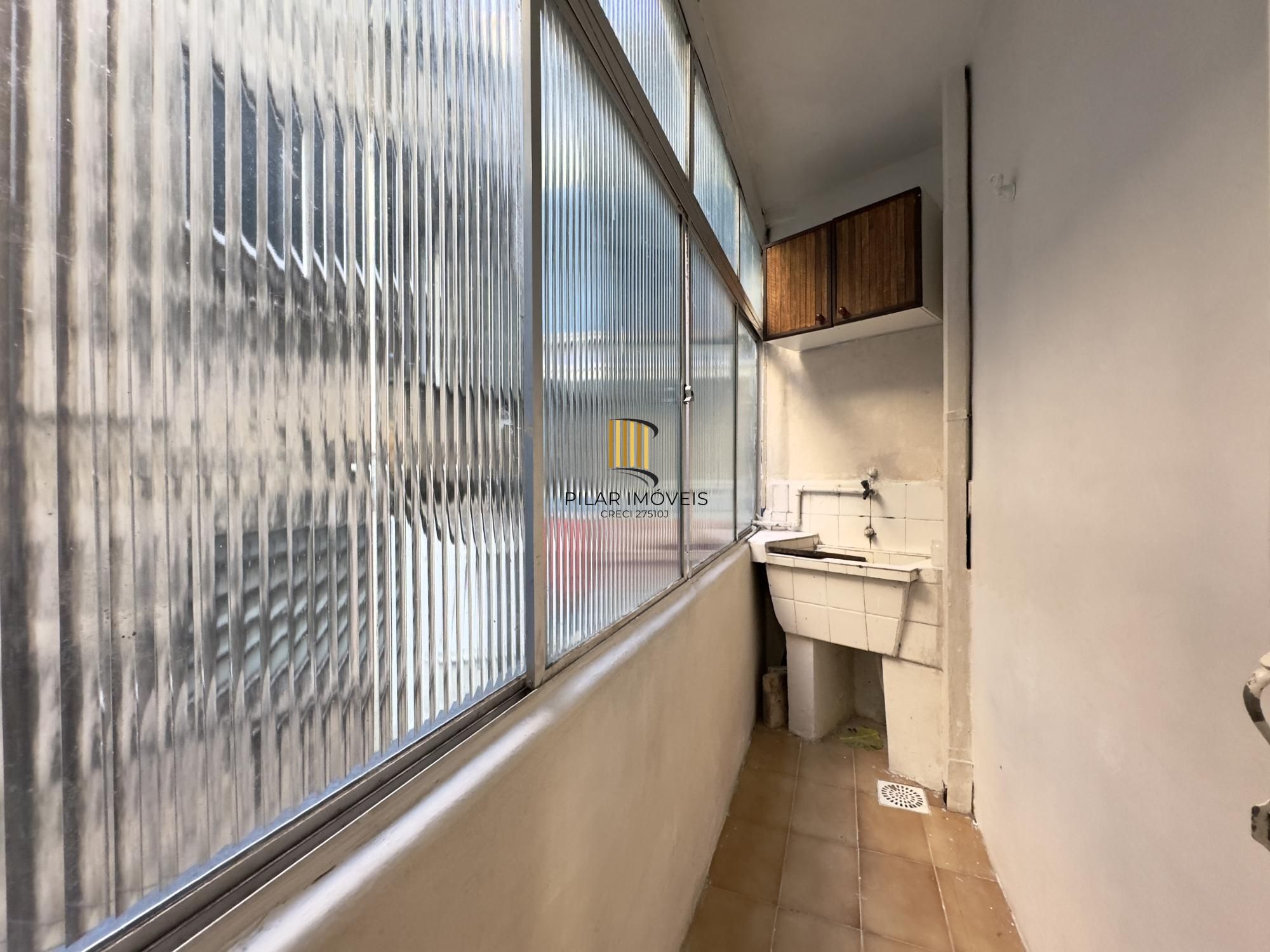 Apartamento reformado de 1 dormitório ensolarado e amplo no Centro Histórico