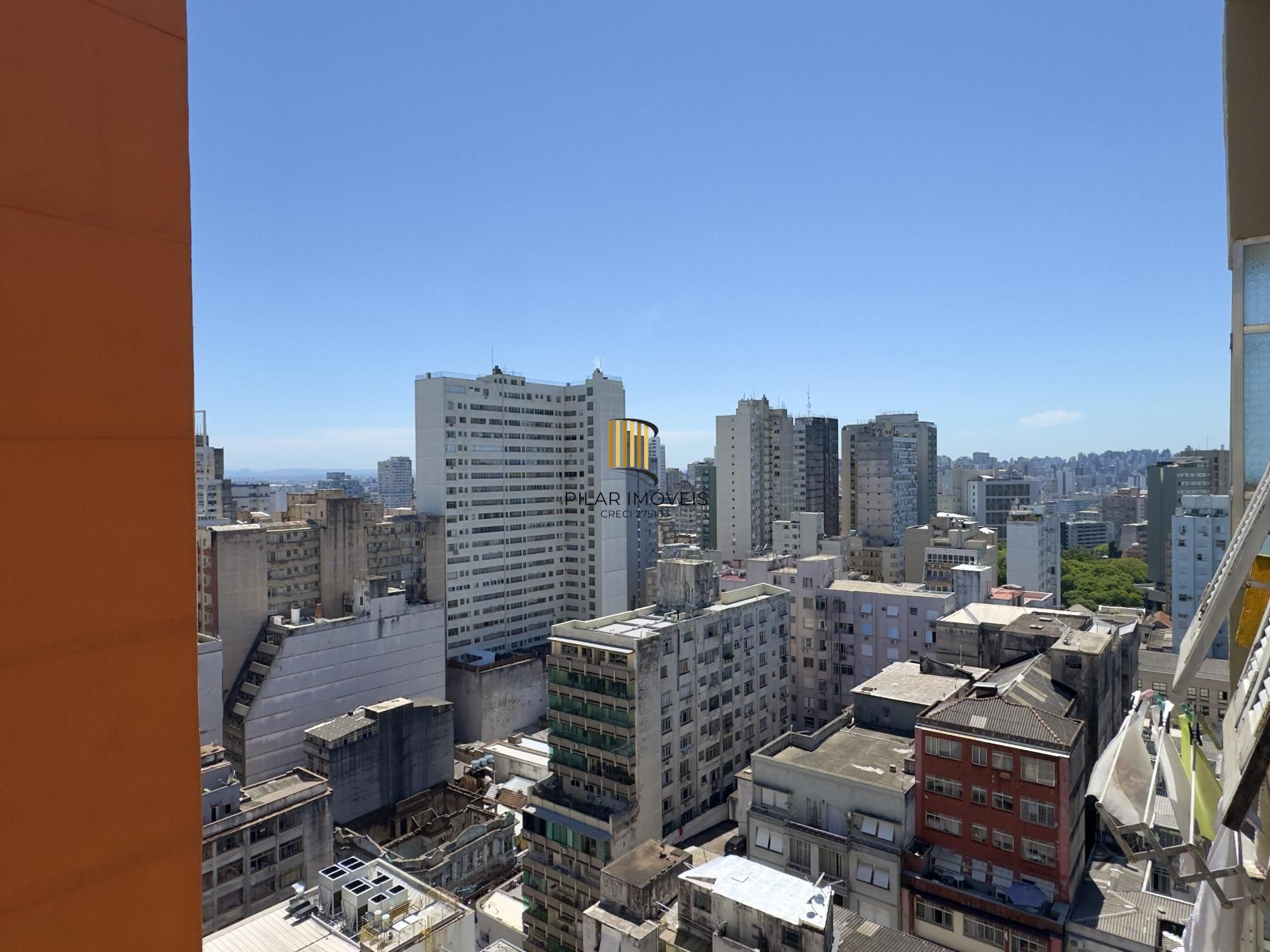 Apartamento 1 dormitório amplo, em andar alto com vista, no Centro Histórico