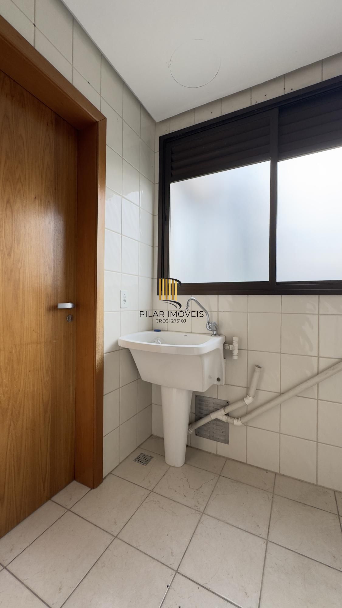 Apartamento 3 dormitórios com sacada, suíte e vaga de garagem no Menino Deus