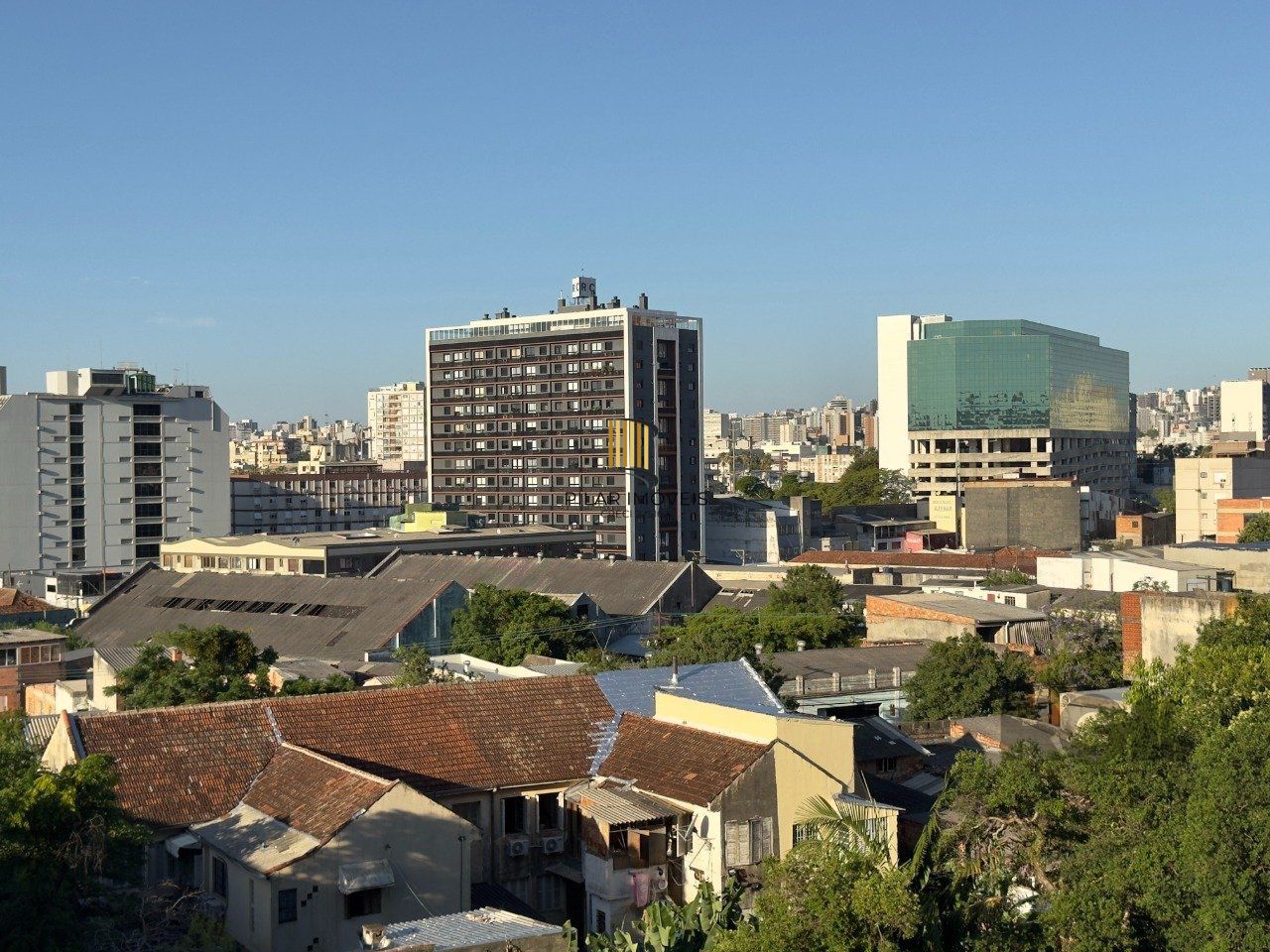 APARTAMENTO MOBILIADO 2 DORMITÓRIOS TRANSFORMADO EM 1 DORMITÓRIO, JUNTO AO MENINO DEUS