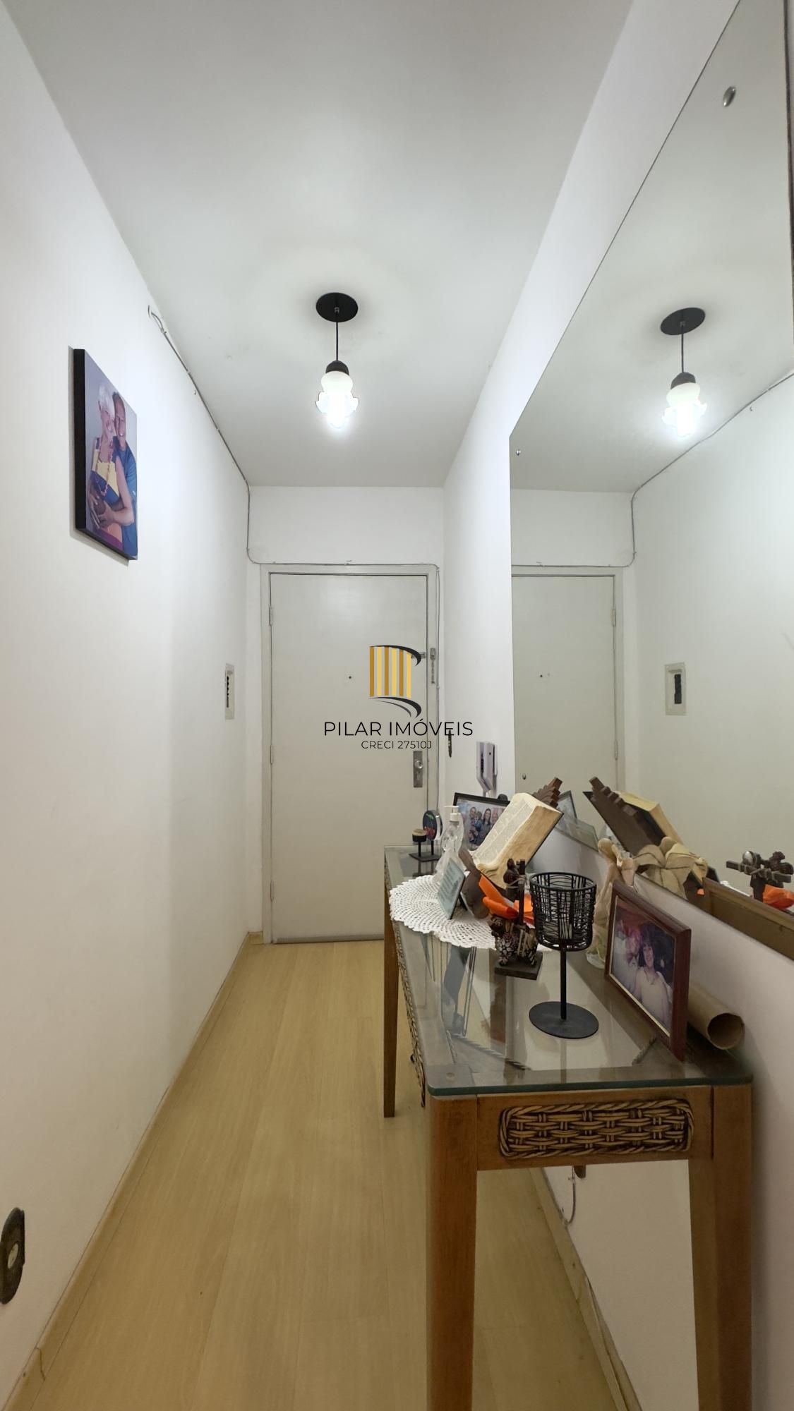 Apartamento semimobiliado 2 dormitórios com vaga de garagem no Centro Histórico