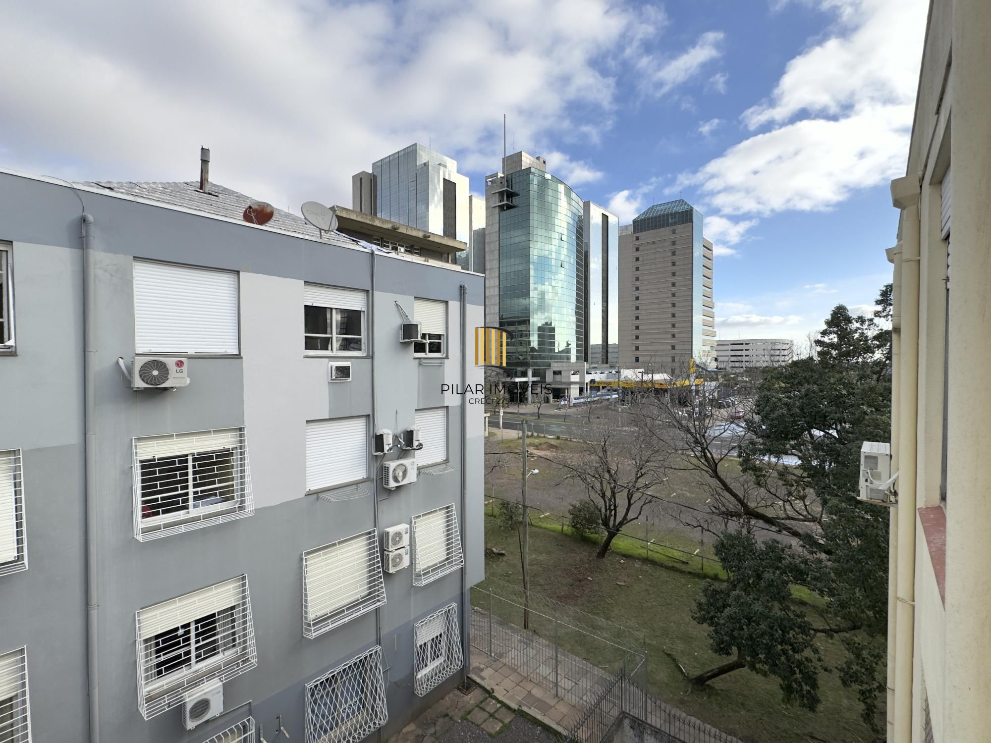 APARTAMENTO 2 DORMITÓRIOS COM PEÇAS AMPLAS NO BAIRRO PRAIA DE BELAS