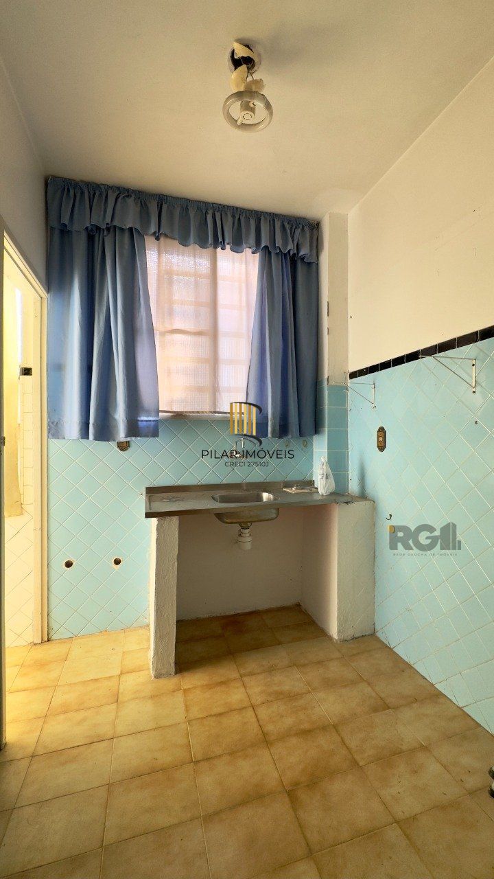 APARTAMENTO MOBILIADO DE 2 DORMITÓRIOS, TOTALMENTE REFORMADO, NO CENTRO HISTÓRICO