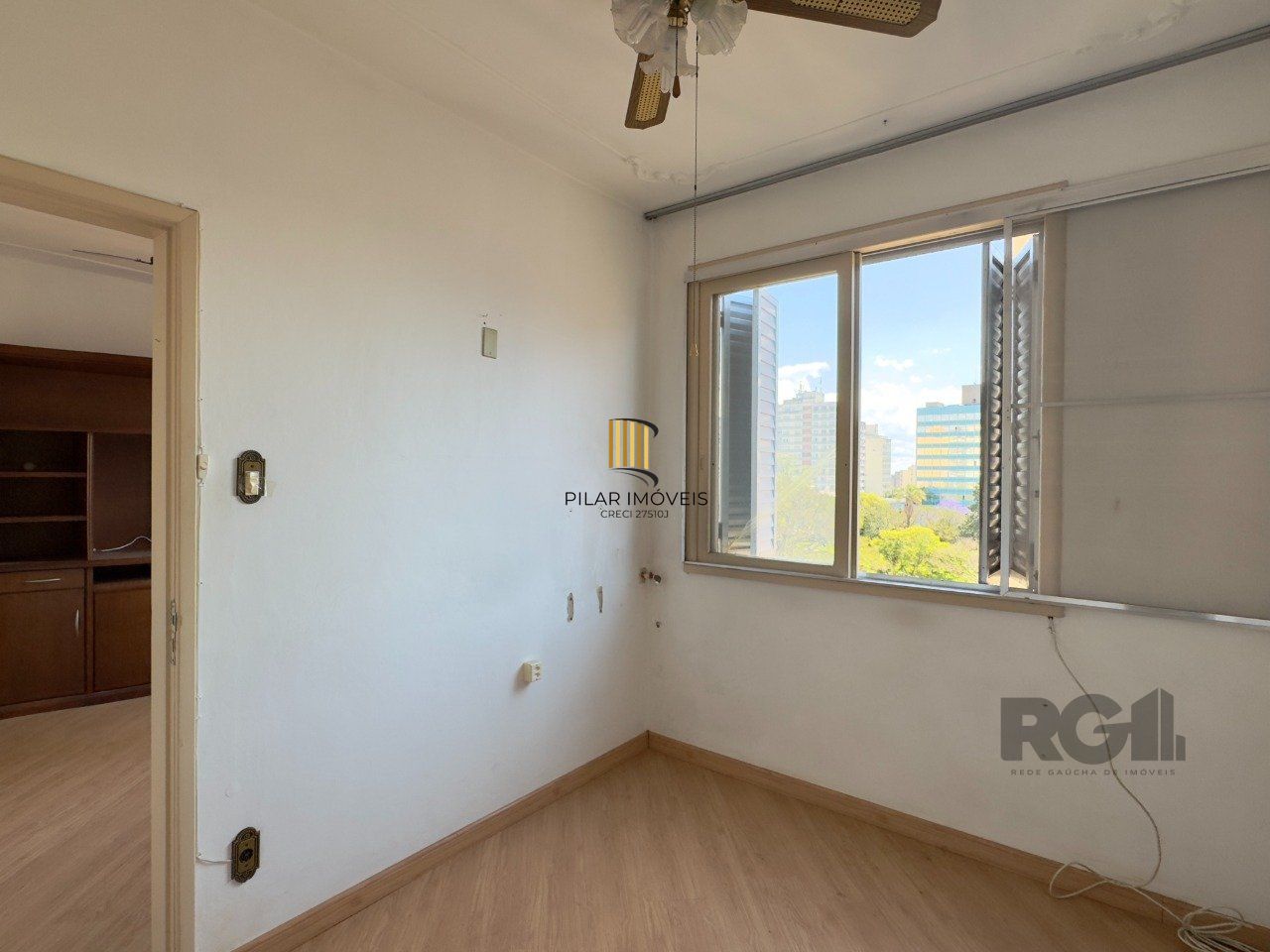 APARTAMENTO MOBILIADO DE 2 DORMITÓRIOS, TOTALMENTE REFORMADO, NO CENTRO HISTÓRICO