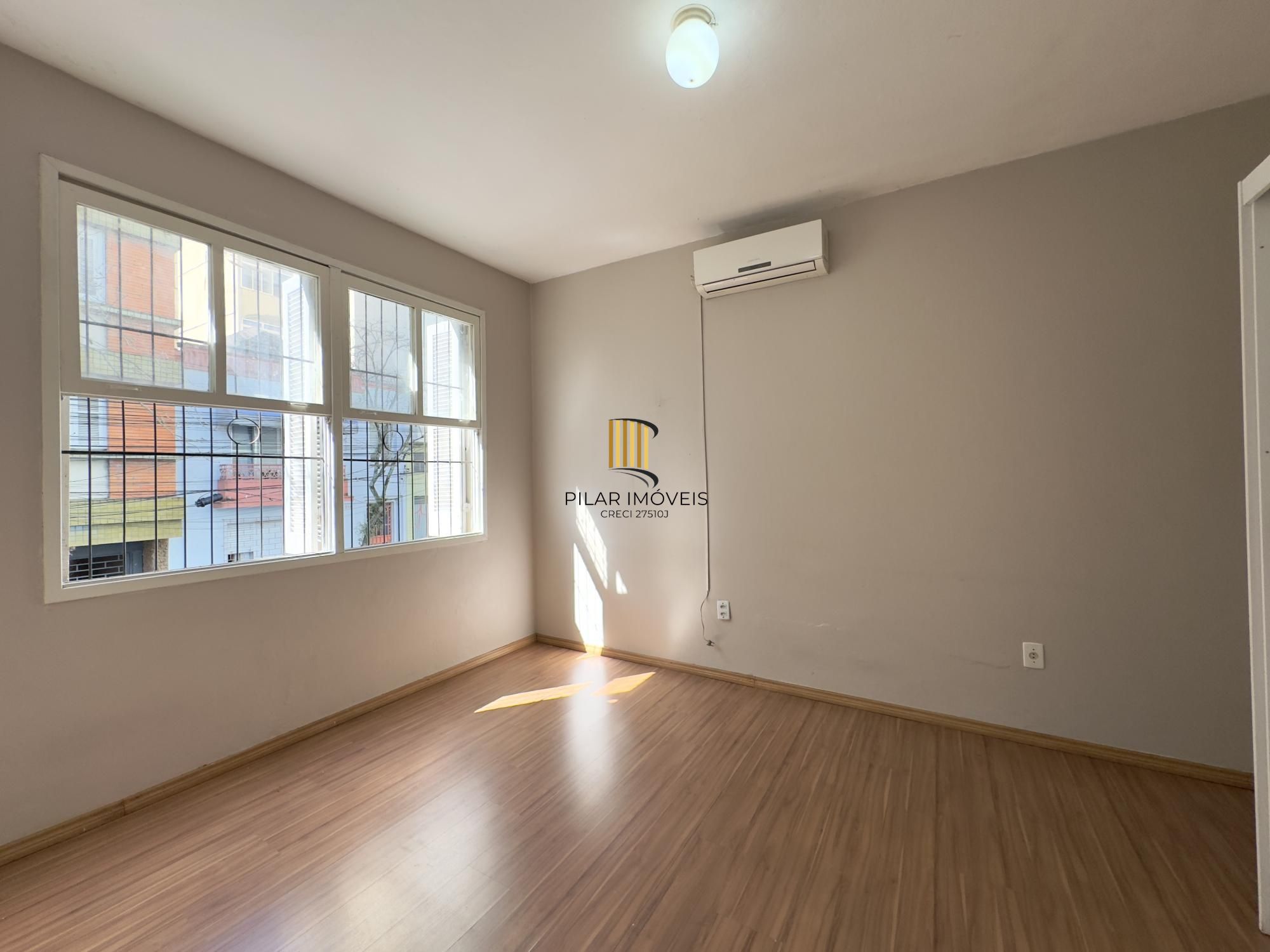 Apartamento reformado de 1 dormitório ensolarado e amplo no Centro Histórico