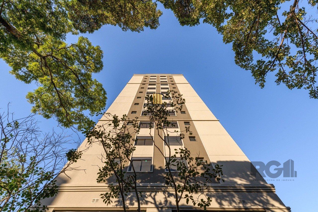 APARTAMENTO MOBILIADO 2 DORMITÓRIOS TRANSFORMADO EM 1 DORMITÓRIO, JUNTO AO MENINO DEUS