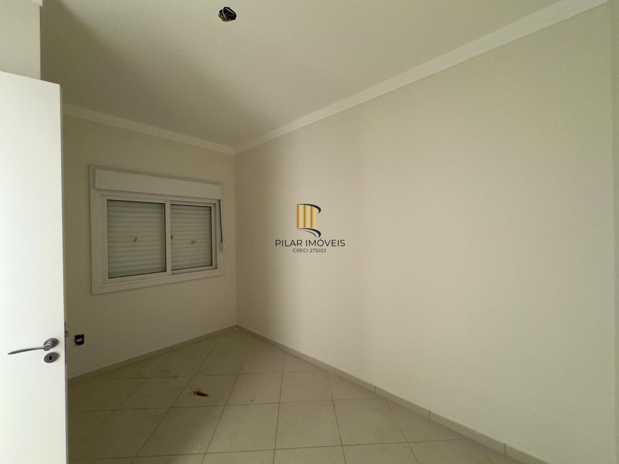 Casa em condomínio com 2 dormitórios, vaga de garagem e churrasqueira na Olaria