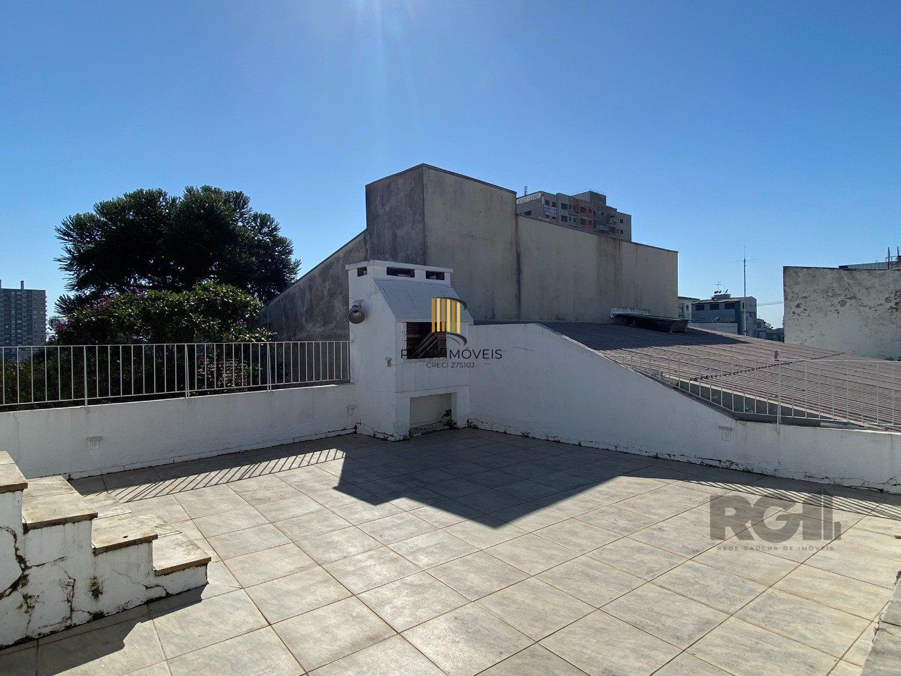 CASA COM 5 DORMITÓRIOS, ESPAÇO PARA FESTAS E PEÇAS AMPLAS PRÓXIMO AO IGUATEMI