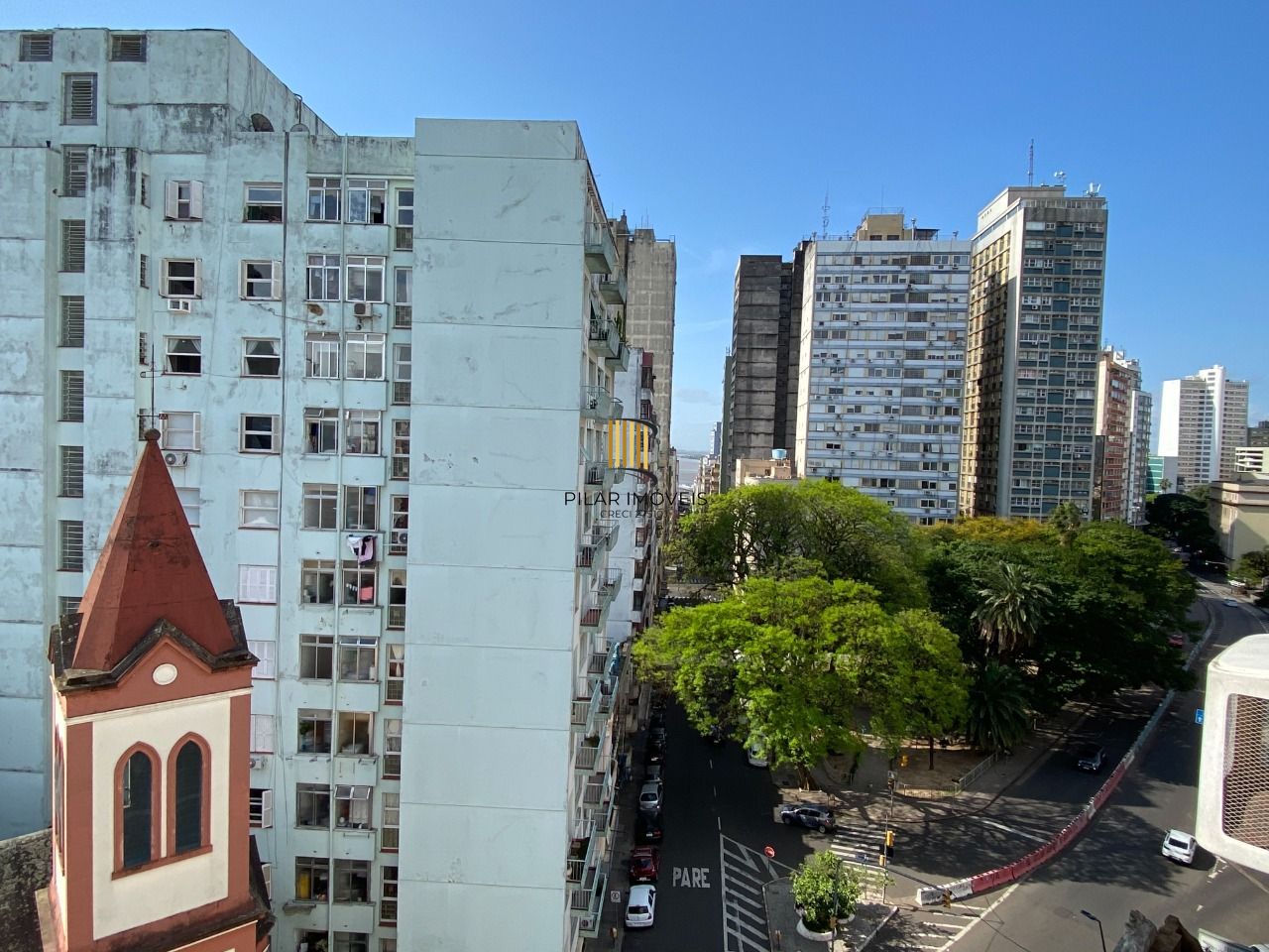 APARTAMENTO DE FRENTE, 1 DORMITÓRIO COM VAGA DE GARAGEM NA DUQUE