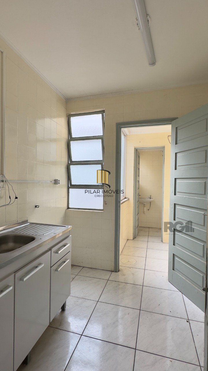 Apartamento 2 dormitórios ensolarado, com vaga de garagem no Menino Deus