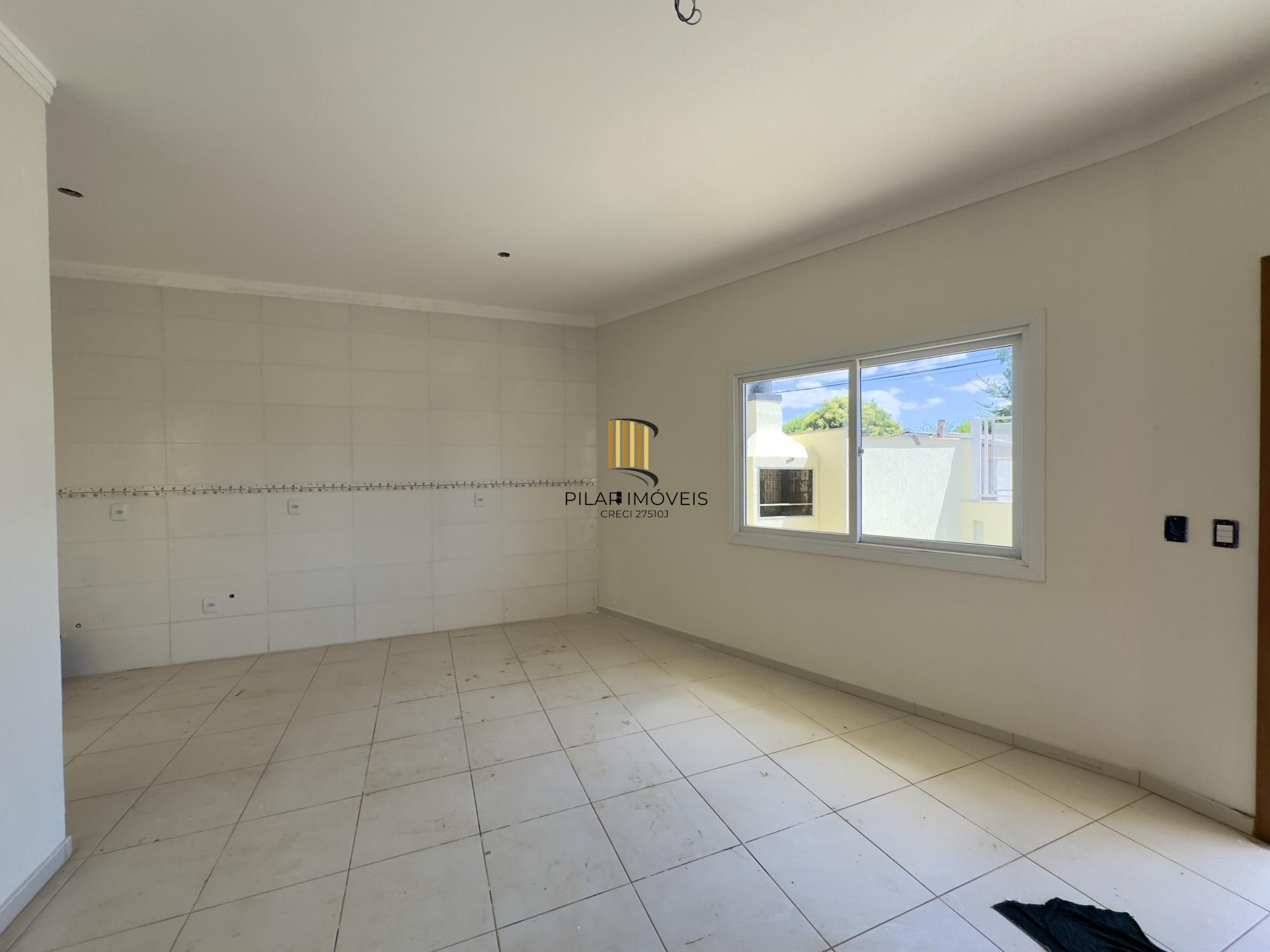 Casa em condomínio com 2 dormitórios, vaga de garagem e churrasqueira na Olaria