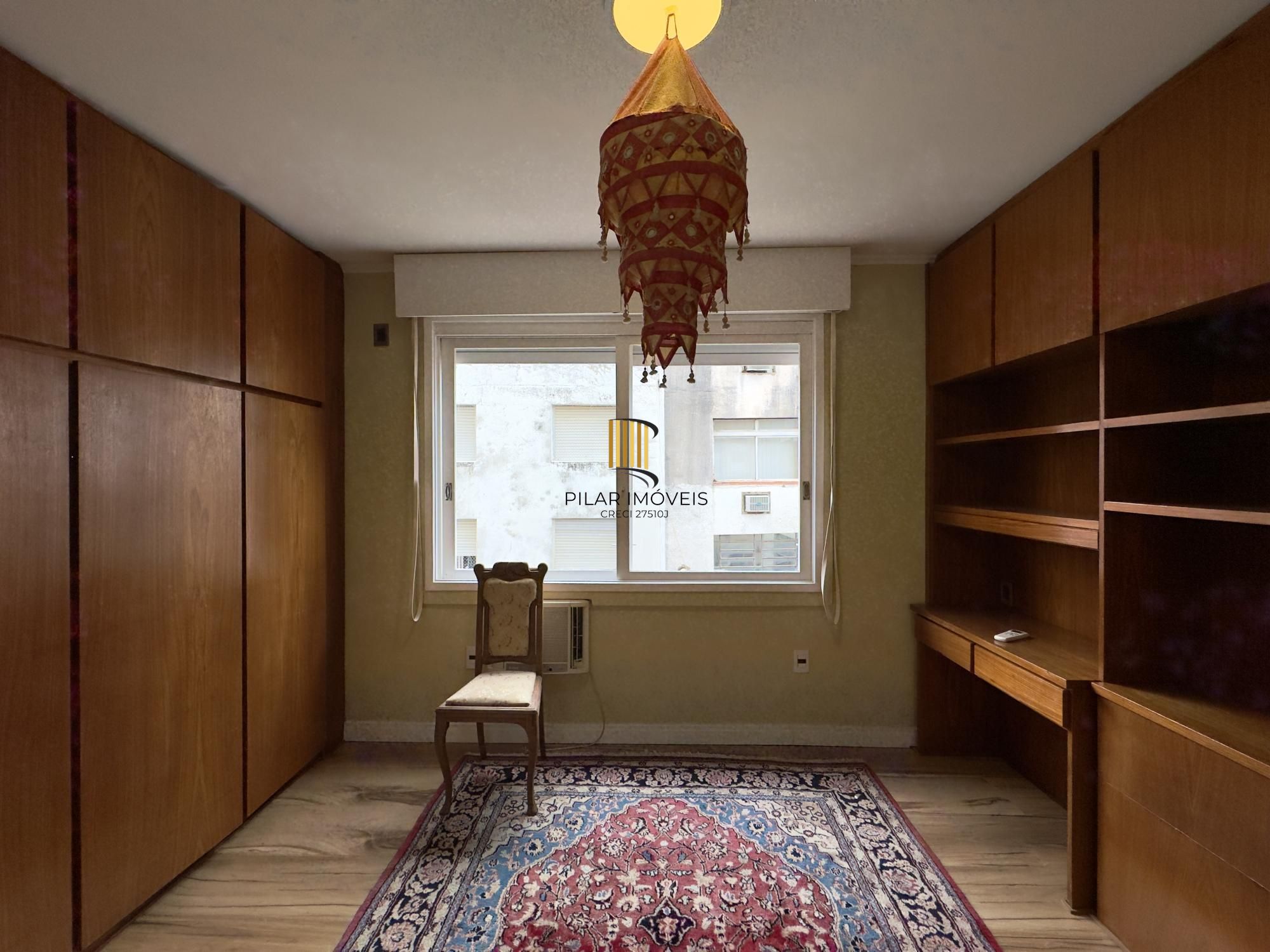 Apartamento 2 dormitórios, reformado e ensolarado no Centro Histórico