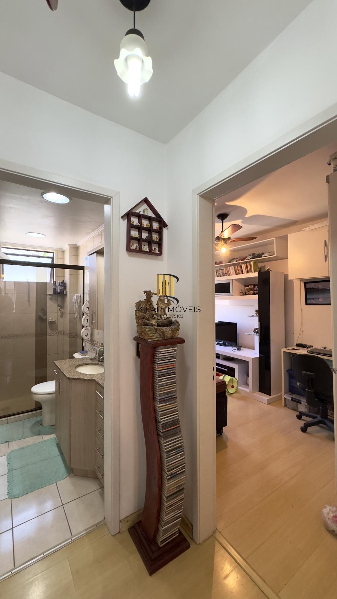 Apartamento semimobiliado 2 dormitórios com vaga de garagem no Centro Histórico