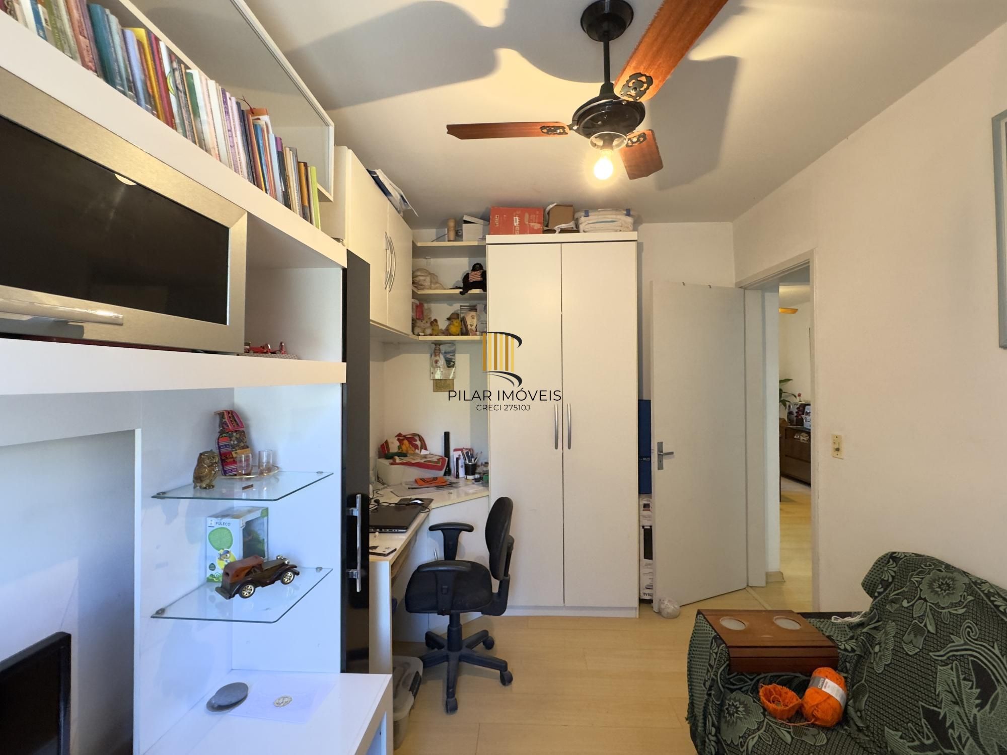 Apartamento semimobiliado 2 dormitórios com vaga de garagem no Centro Histórico