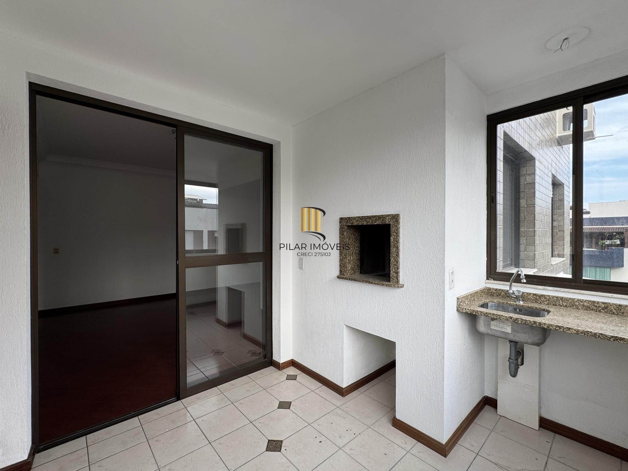 Apartamento 3 dormitórios com sacada, suíte e vaga de garagem no Menino Deus