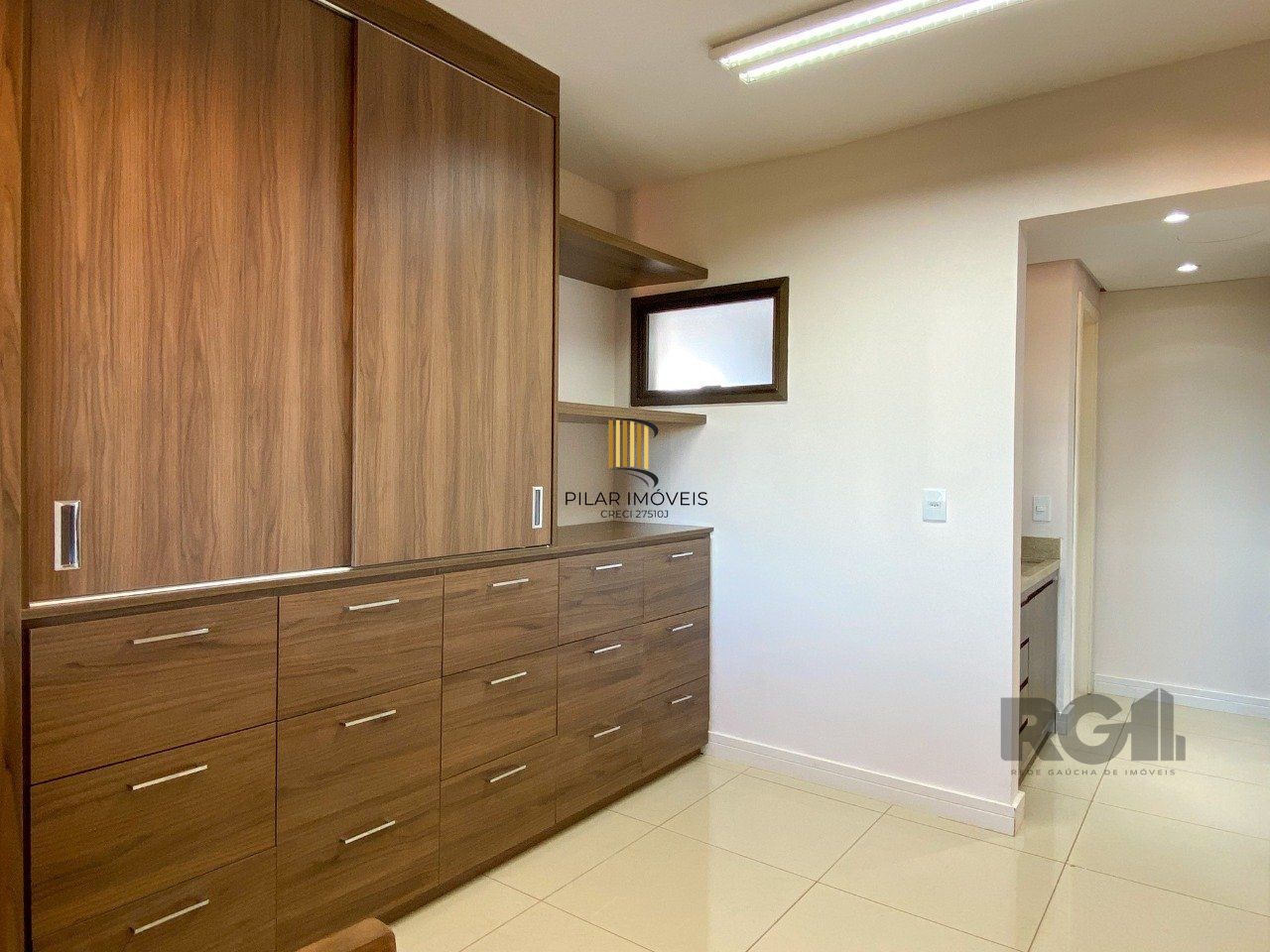 Sala mobiliada, com churrasqueira para happy hour e vista para o Guaíba