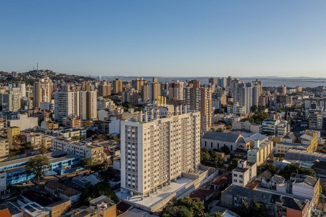 APARTAMENTO MOBILIADO 2 DORMITÓRIOS TRANSFORMADO EM 1 DORMITÓRIO, JUNTO AO MENINO DEUS