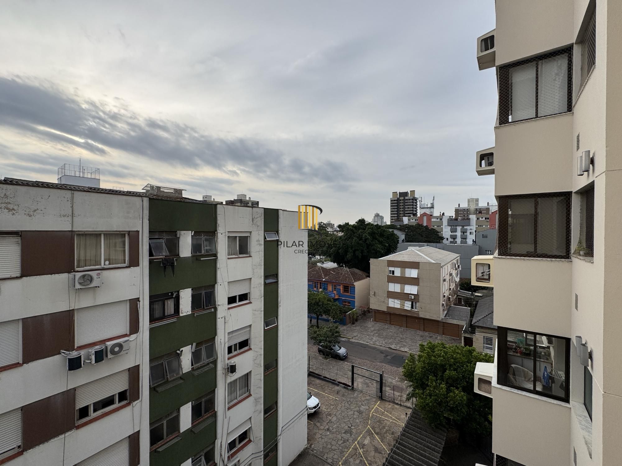 Apartamento 3 dormitórios com sacada, suíte e vaga de garagem no Menino Deus