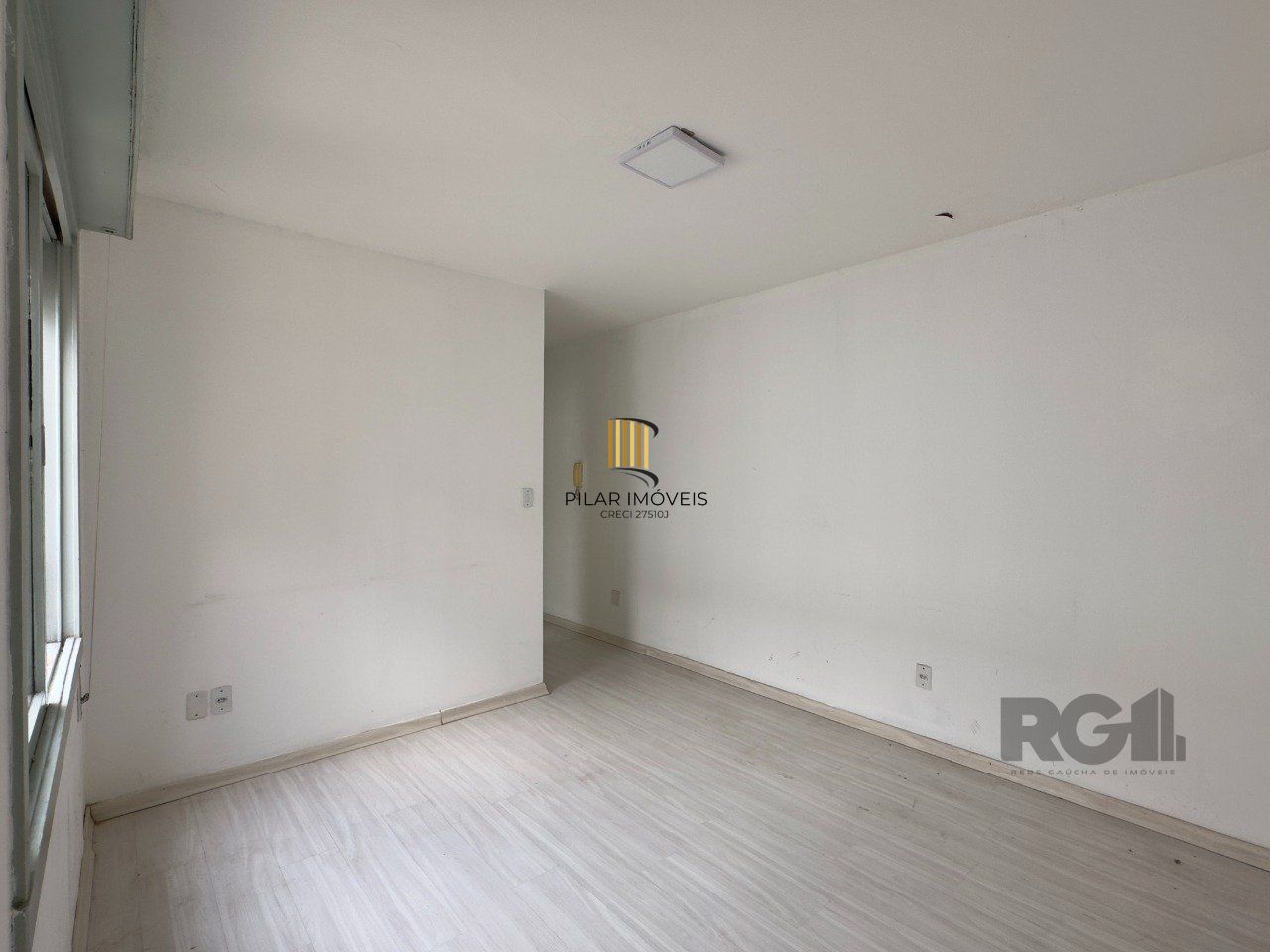 Apartamento 2 dormitórios ensolarado, com vaga de garagem no Menino Deus