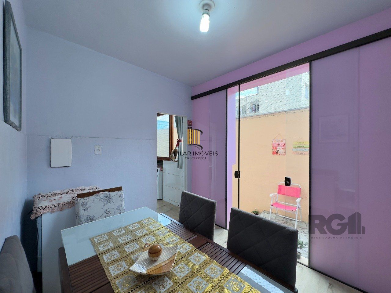 APARTAMENTO 1 DORMITÓRIO COM PÁTIO, DE FRENTE, PRÓXIMO À ORLA DO GUAÍBA NO CENTRO HISTÓRICO