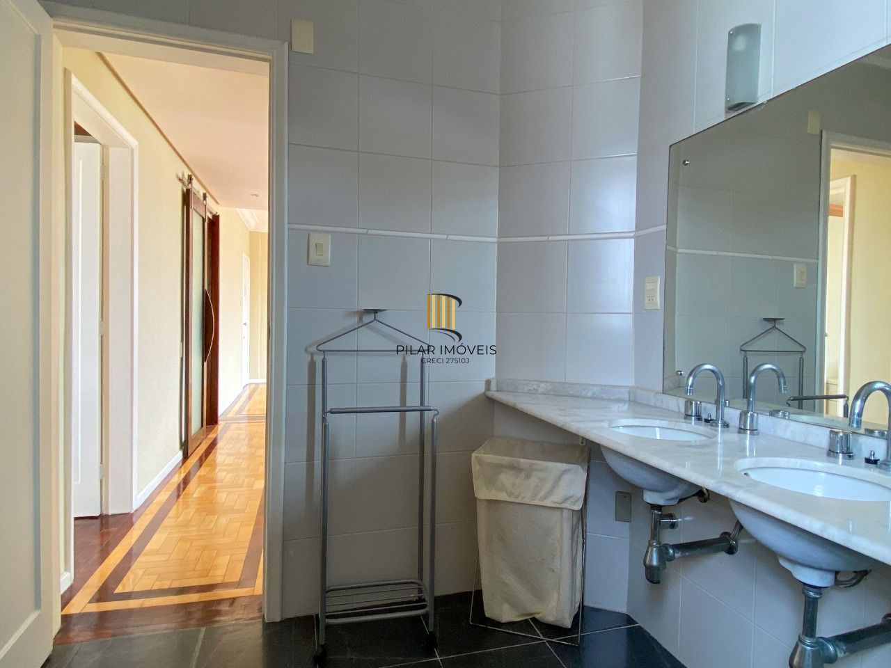 Apartamento 2 dormitórios, com linda vista, em frente ao Hospital de Clínicas