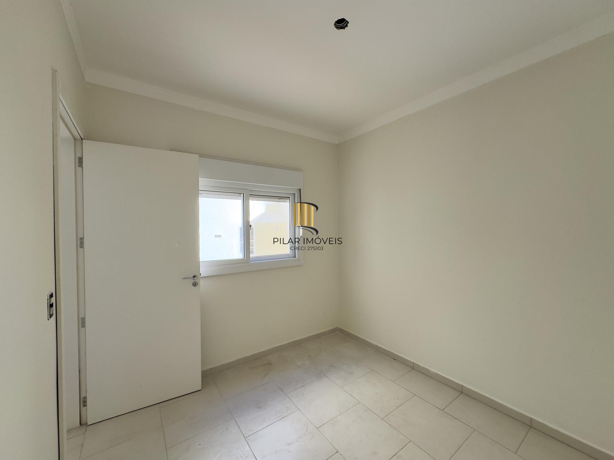 Casa em condomínio com 2 dormitórios, vaga de garagem e churrasqueira na Olaria