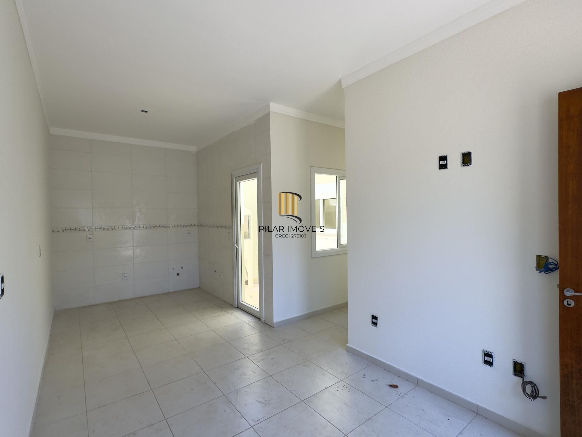 Casa em condomínio com 2 dormitórios, vaga de garagem e churrasqueira na Olaria