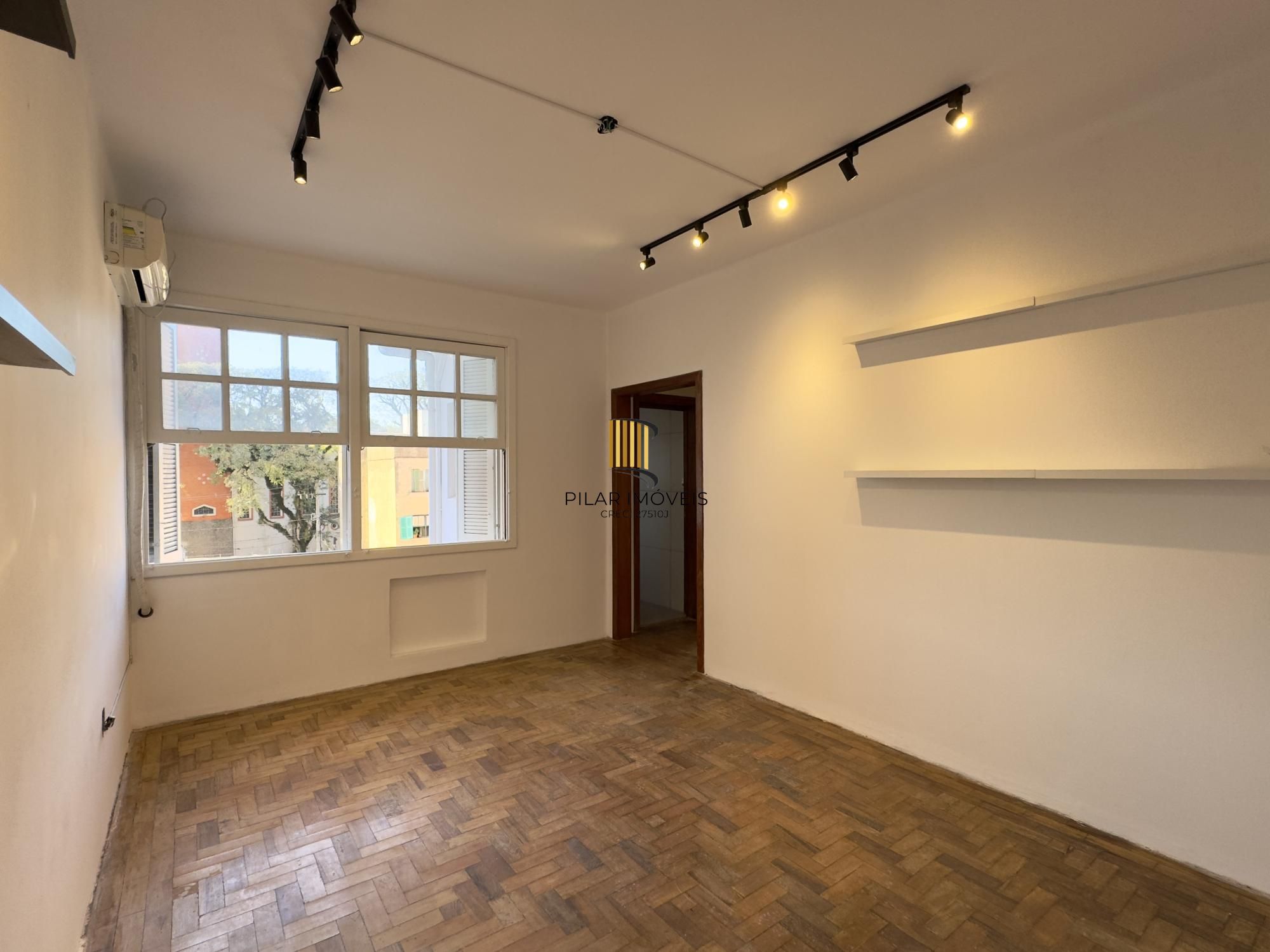 Apartamento reformado de 68m², 2 dormitórios no bairro Praia de Belas - Pilar Imóveis