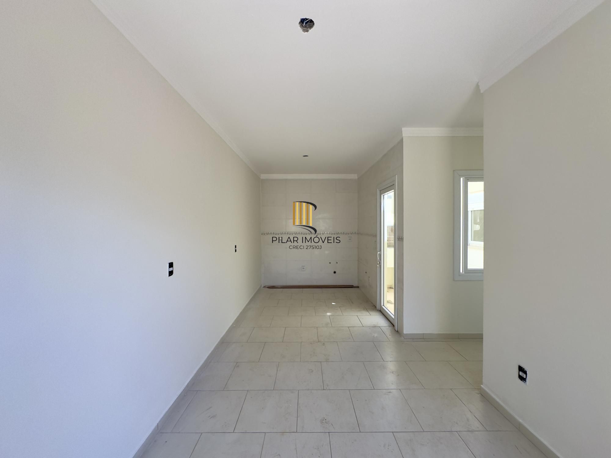 Casa em condomínio com 2 dormitórios, vaga de garagem e churrasqueira na Olaria