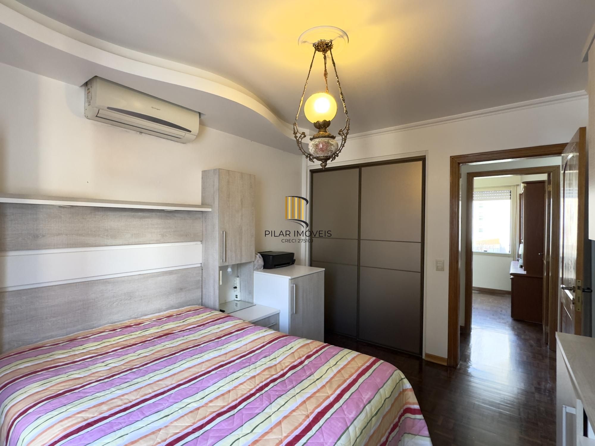 Apartamento mobiliado de 71m², com 2 dormitórios, sendo 1 suíte e vaga no Centro