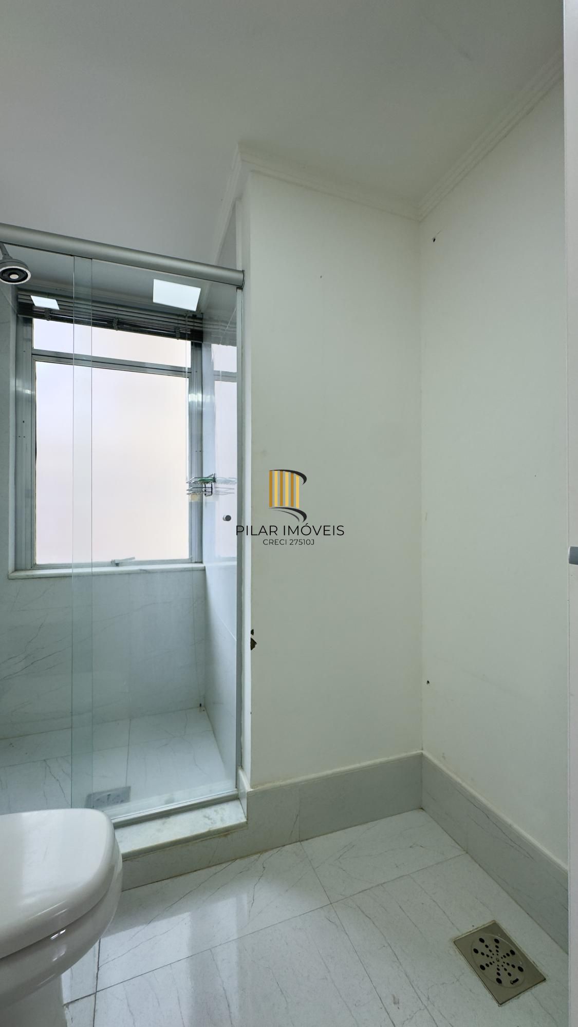 Apartamento 2 dormitórios, reformado e ensolarado no Centro Histórico