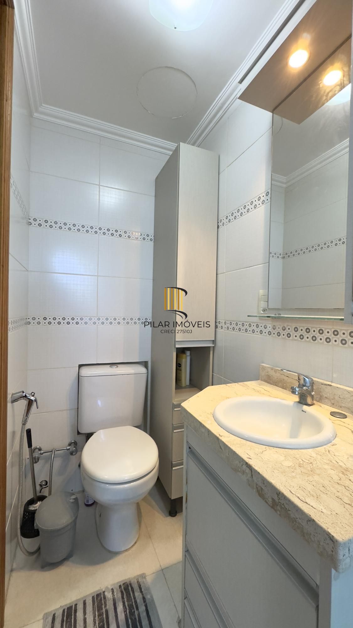 Apartamento mobiliado de 71m², com 2 dormitórios, sendo 1 suíte e vaga no Centro