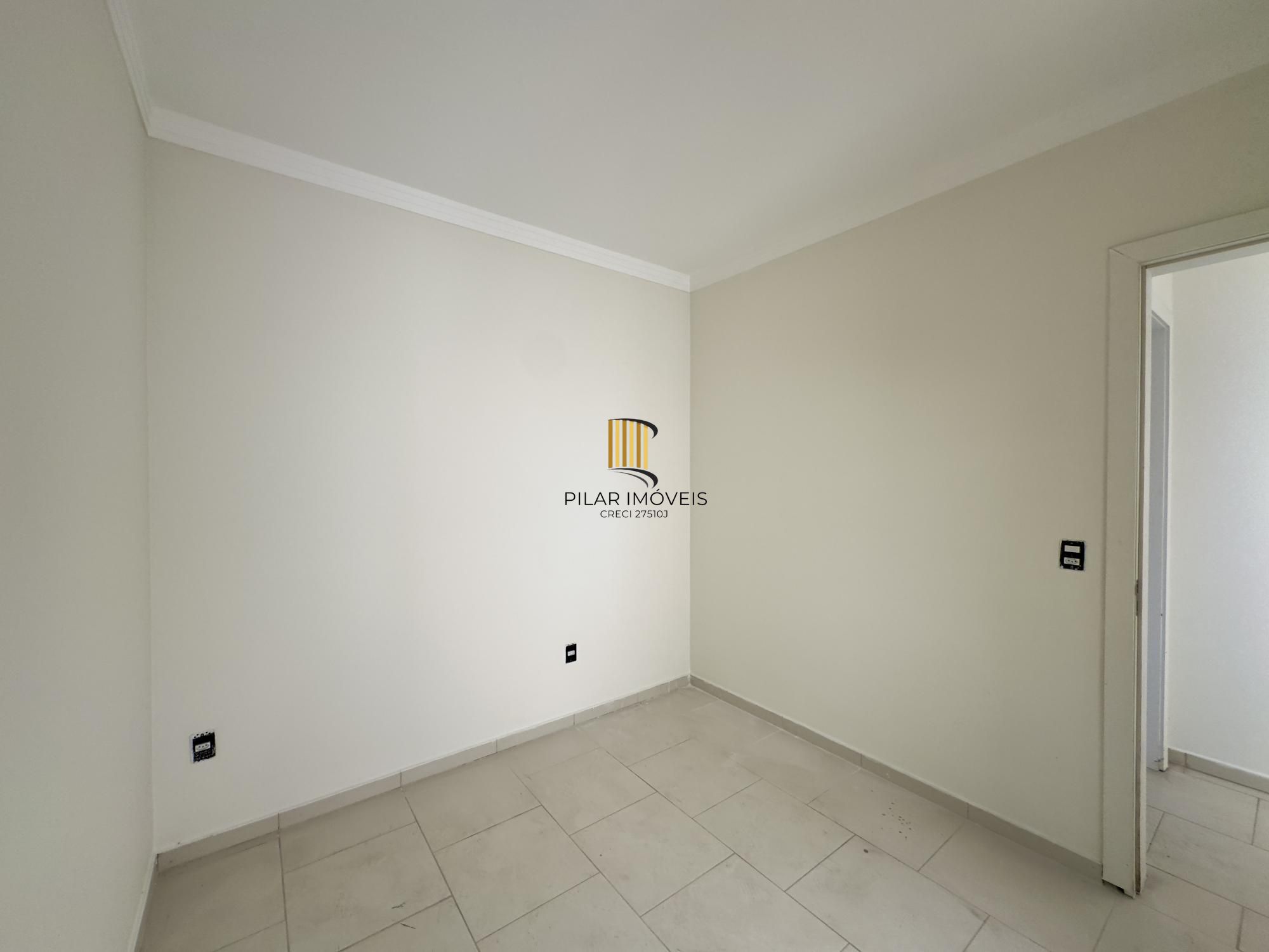 Casa em condomínio com 2 dormitórios, vaga de garagem e churrasqueira na Olaria