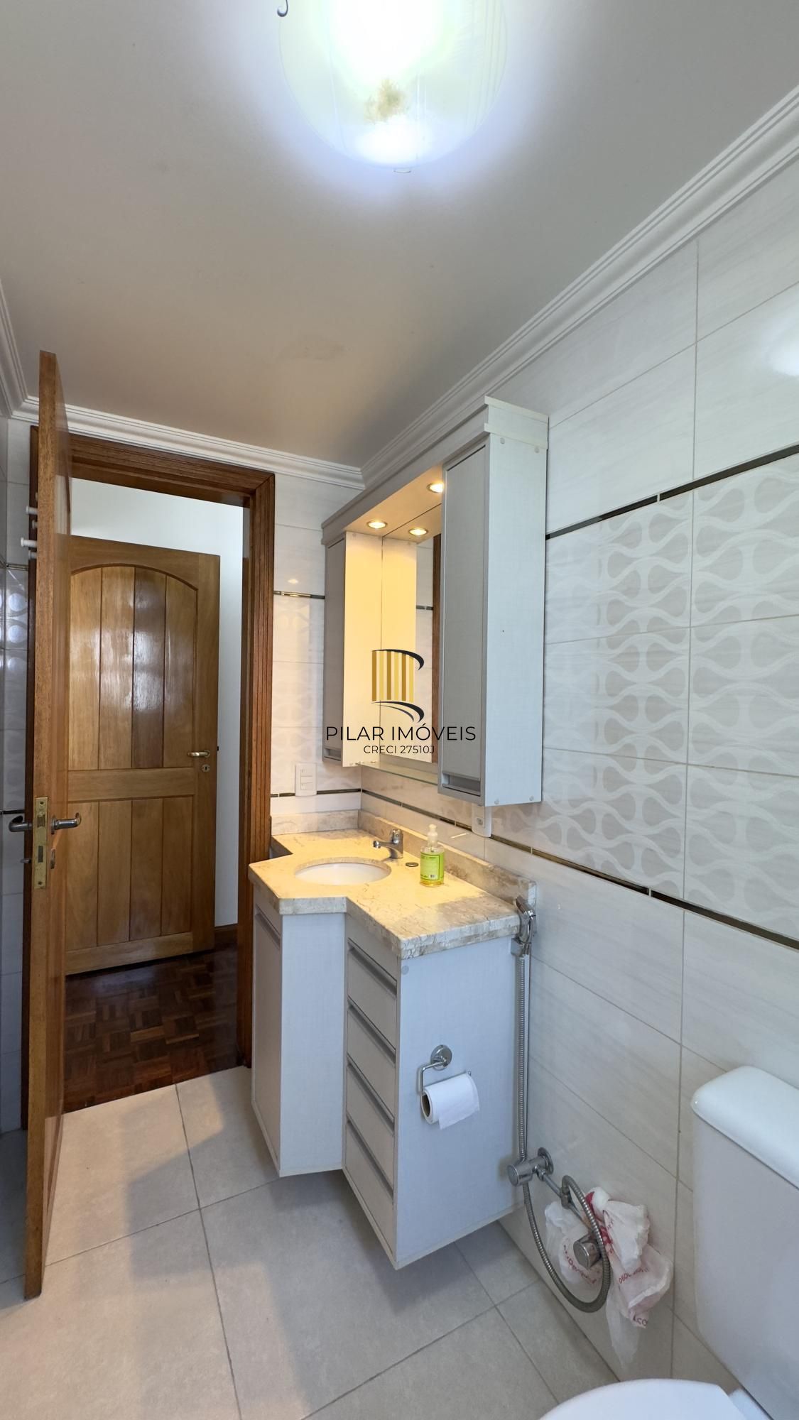 Apartamento mobiliado de 71m², com 2 dormitórios, sendo 1 suíte e vaga no Centro