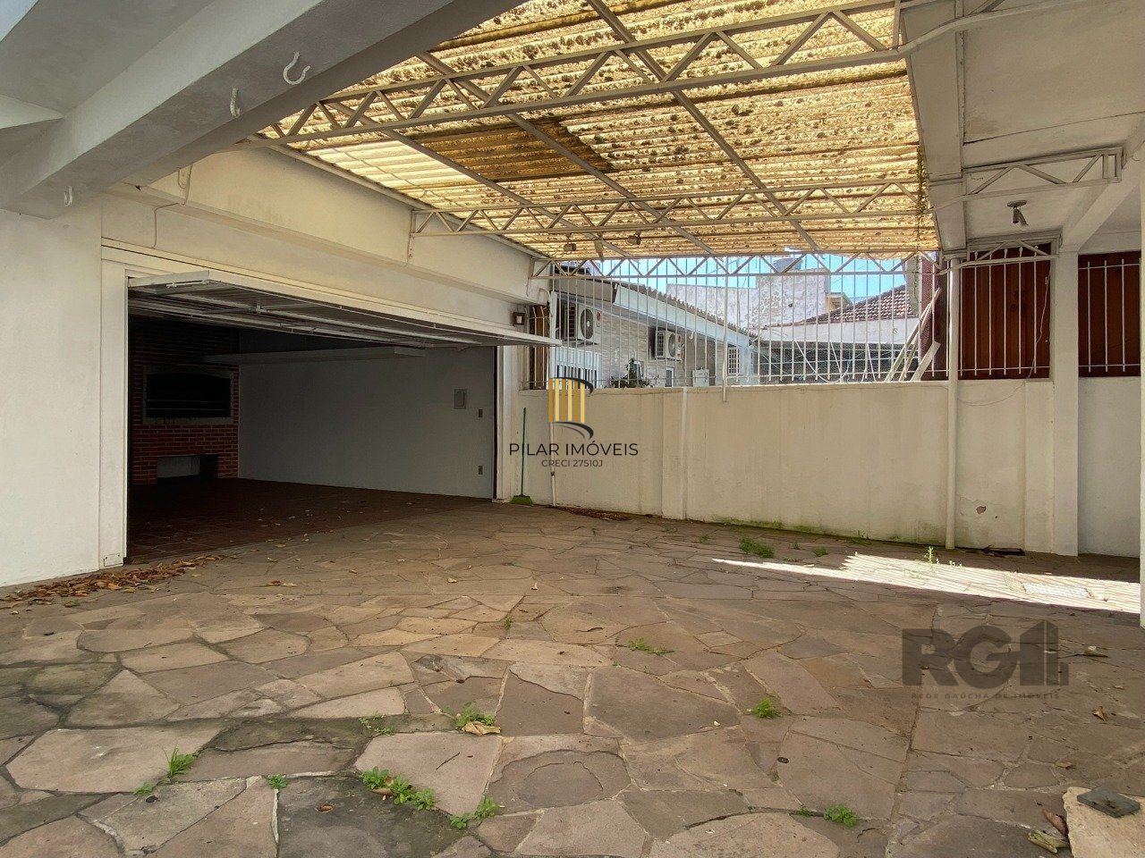 CASA COM 5 DORMITÓRIOS, ESPAÇO PARA FESTAS E PEÇAS AMPLAS PRÓXIMO AO IGUATEMI