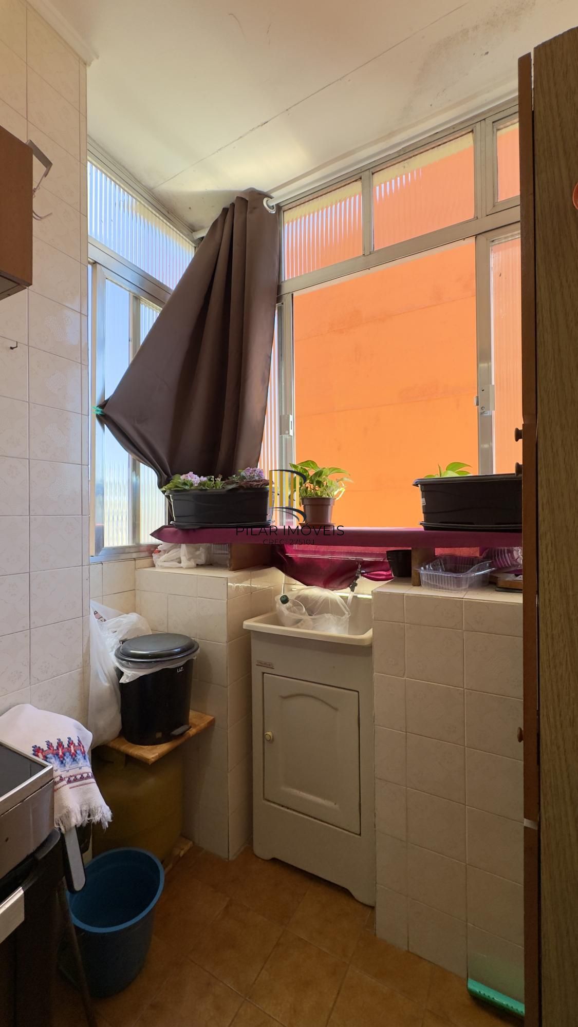 Apartamento 1 dormitório amplo, em andar alto com vista, no Centro Histórico