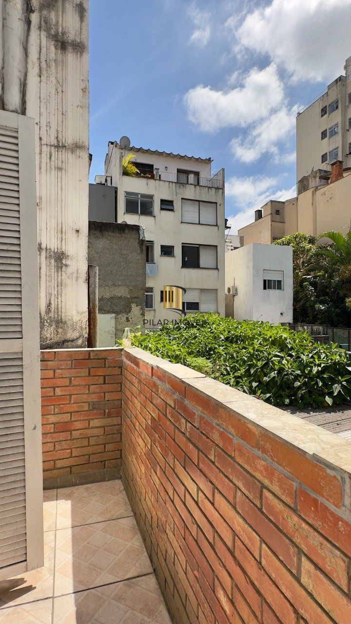 CASA COM 4 DORMITÓRIOS E PÁTIO COM CHURRASQUEIRA NO CENTRO HISTÓRICO