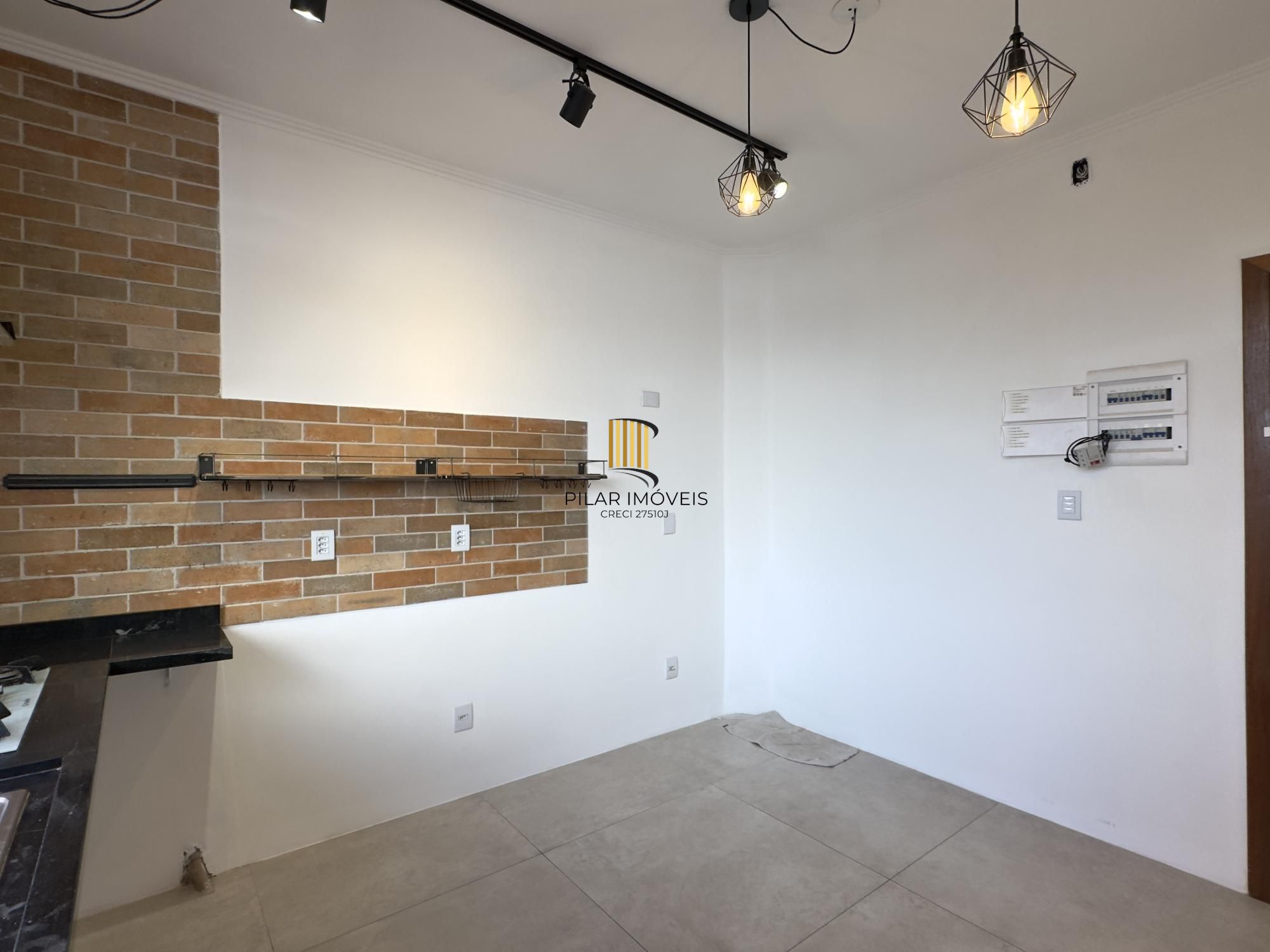 Apartamento reformado de 67m², 2 dormitórios com peças amplas na Praia de Belas