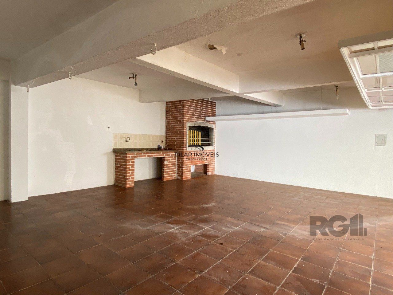 CASA COM 5 DORMITÓRIOS, ESPAÇO PARA FESTAS E PEÇAS AMPLAS PRÓXIMO AO IGUATEMI