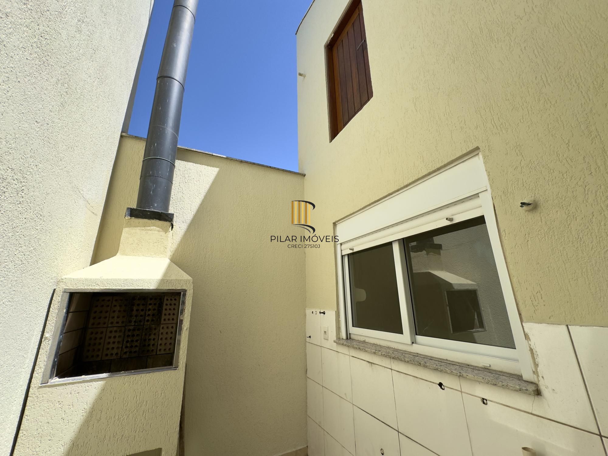 Casa em condomínio com 2 dormitórios, vaga de garagem e churrasqueira na Olaria