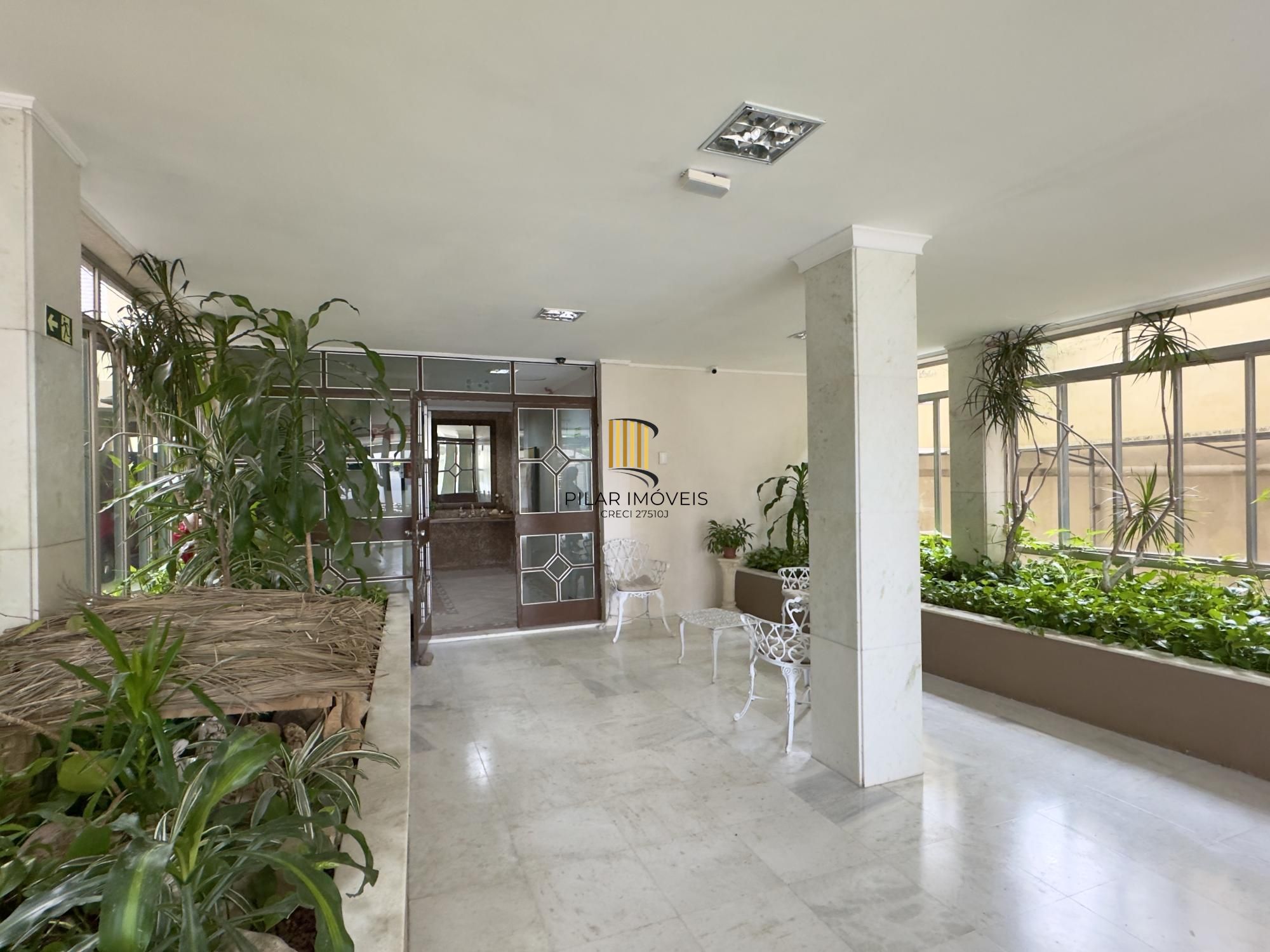 Apartamento 2 dormitórios, reformado e ensolarado no Centro Histórico