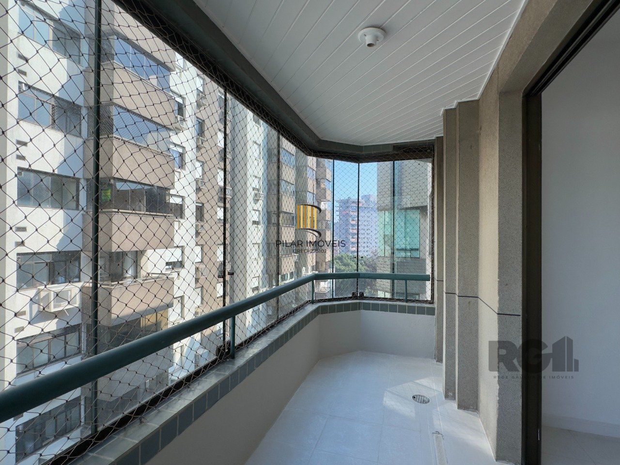 COBERTURA COM 174M², DE FRENTE, 3 DORMITÓRIOS, EM ÓTIMA LOCALIZAÇÃO NO MENINO DEUS